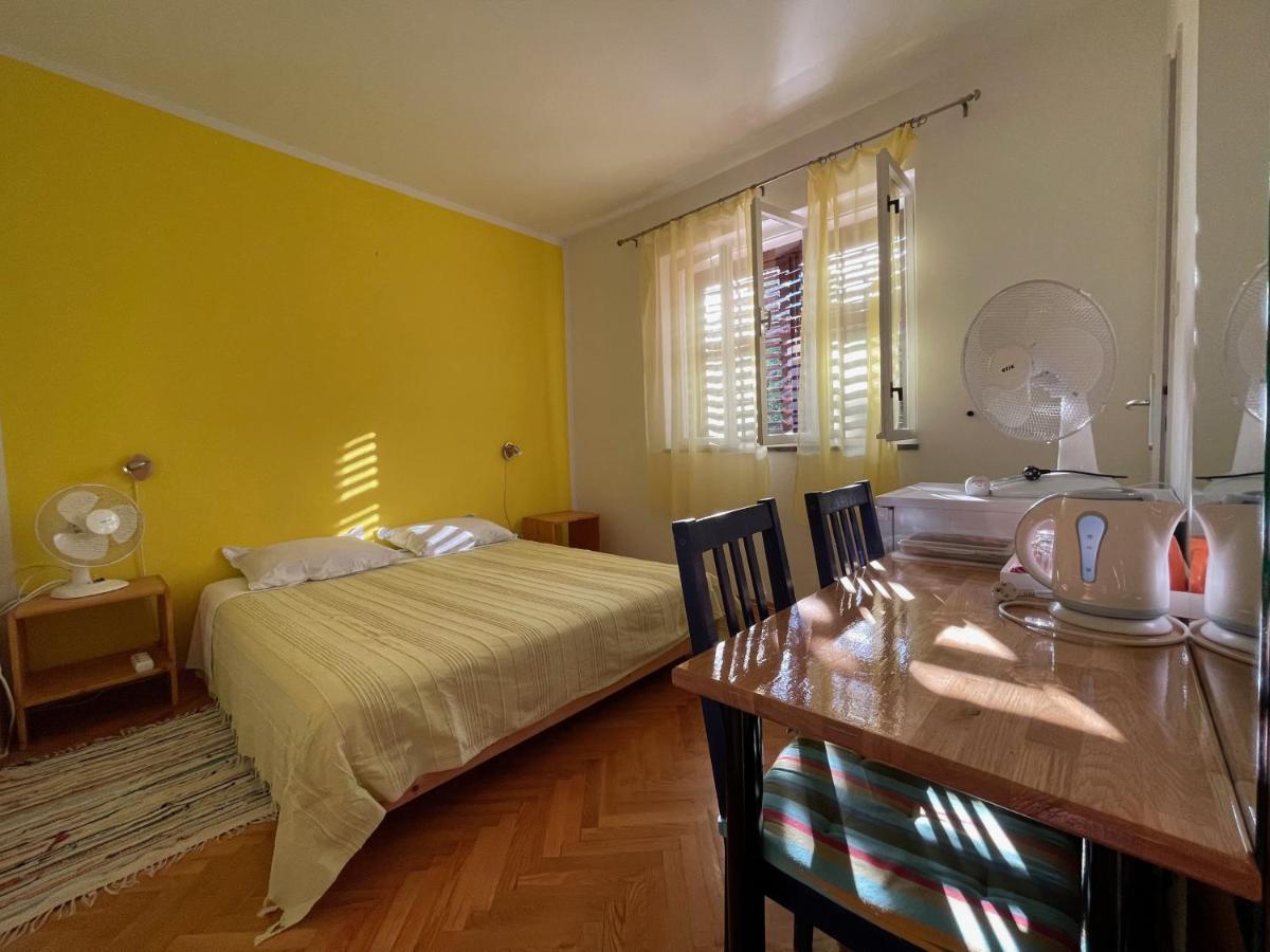 Hvar Guesthouse - Double Bedroom With Private Bathroom Jelsa (Hvar) Exterior foto